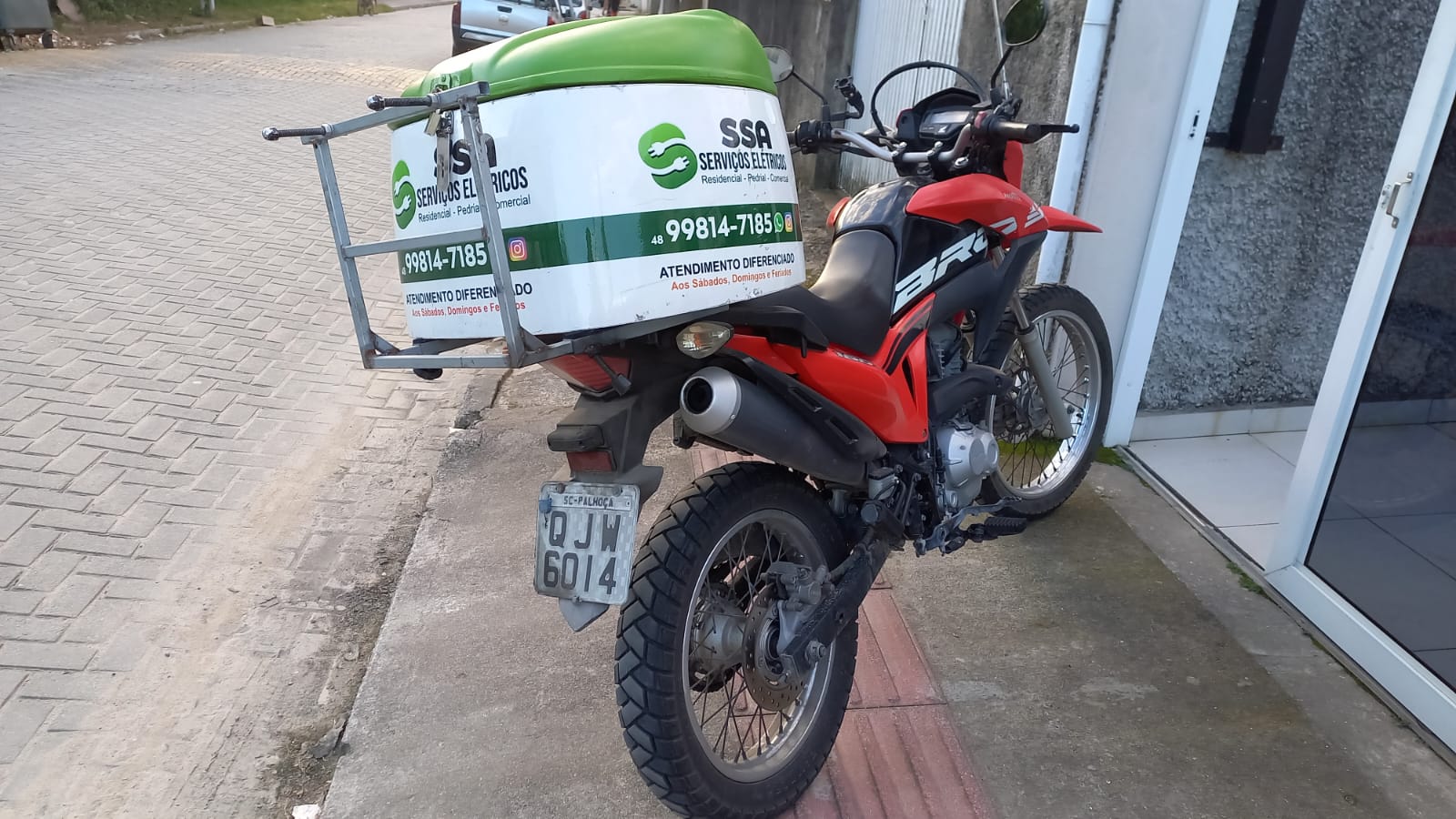 Trabalho elétrico realizado pela SSA Serviços Elétricos