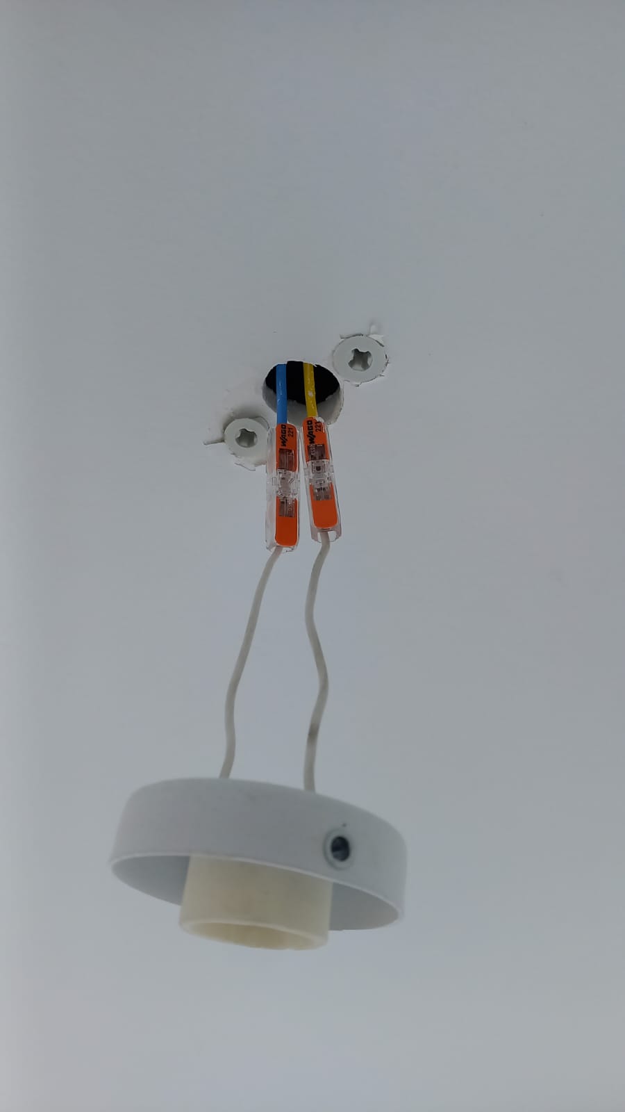 Ponto elétrico em manutenção antes da instalação de luminária