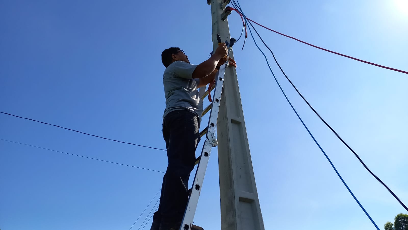Serviço elétrico externo em poste realizado pela SSA